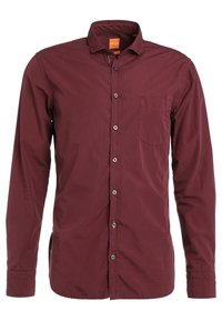 Pánská košile s dlouhým rukávem v tmavě burgundské barvě, s kapsou na hrudi a pevným límcem.