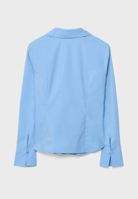 Jasnoniebieska koszula z długim rękawem, z zaostrzonym kołnierzykiem, zapinanymi na guziki mankietami oraz zaszewkami z tyłu dla dopasowanego kroju, pokazana od tyłu na jednolitym tle.