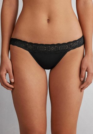 Zwarte stringonderbroek met kantafwerking, voorzien van een delicate patroonkant band rond de taille en een gladde, rekbare stof.