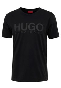 Sort bomulds-T-shirt med rund hals, der har dristige, tonale tryk af "HUGO" og "HUGO BOSS" på forsiden. Korte ærmer, glat tekstur.