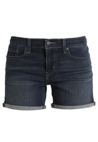 Denim shorts gemaakt van donkerblauwe stof, met een opgerolde zoom, vijf zakken en een knoopsluiting aan de tailleband. Stikseldetails zichtbaar.