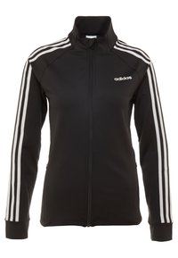 Černá sportovní bunda vyrobená z hladkého materiálu, s vysokým límcem, plným zipem a třemi bílými pruhy na každém rukávu. Logo značky je zobrazeno.