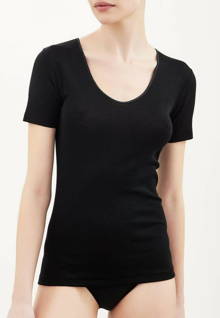 Top nero a maniche corte con un profondo scollo a V. Realizzato in un tessuto morbido ed elasticizzato, presenta una vestibilità aderente e una texture liscia. Nessun motivo particolare.