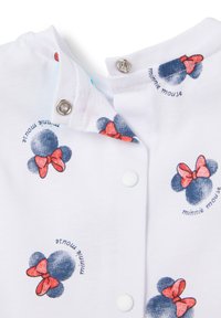 Camisa blanca de algodón con un estampado repetido de siluetas de ratones azules con moños rojos y texto de "minnie mouse", abrochada con broches.