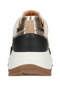 Vista posteriore di una sneaker con una base nera, accenti di metallo rosa oro, tessuto beige e una suola intermedia bianca con una suola esterna in gomma marrone.