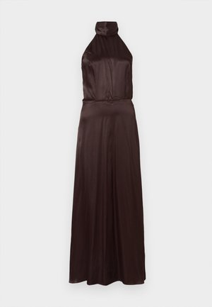 Robe en satin marron foncé, longue, avec un col halter et un buste ajusté qui s'évase en une jupe ample, mettant en valeur une texture lisse et brillante.