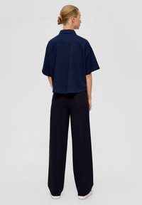 s.Oliver REGULAR MIT FALTE - Stoffhose - navy