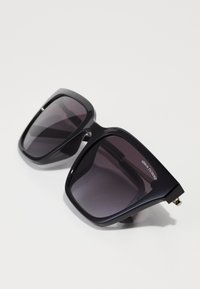 Ochelari de soare negri, supradimensionați, cu lentile violet în degrade, ramă din plastic lucios, formă pătrată și accente de hardware aurii.