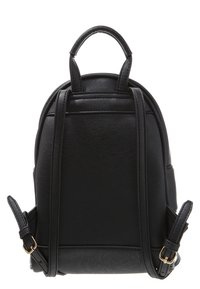 Czarny plecak z ekoskóry o zaokrąglonym kształcie, z regulowanymi ramiączkami i uchwytem na górze. Wyposażony w złote okucia i bez widocznych wzorów.