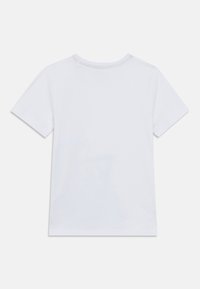 Άσπρο βαμβακερό t-shirt με κοντά μανίκια, στρογγυλή λαιμόκοψη και λεία υφή. Χωρίς ορατά σχέδια ή διακοσμητικά στην πλάτη.