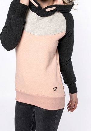 Sudadera con capucha que presenta bloques de color en gris oscuro, gris claro y rosa pastel. Incluye un pequeño diseño de corazón en la parte inferior izquierda.
