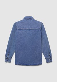 Camicia di denim, colore blu, con bottoni sulla parte anteriore, maniche lunghe, dettagli cuciti e polsini con due bottoni, colletto classico e orlo dritto.