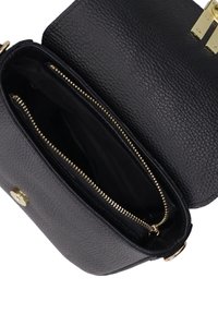 Borsa a mano in pelle nera con superficie testurizzata, dettagli in metallo dorato e scomparti con zip. Interno foderato in tessuto nero.