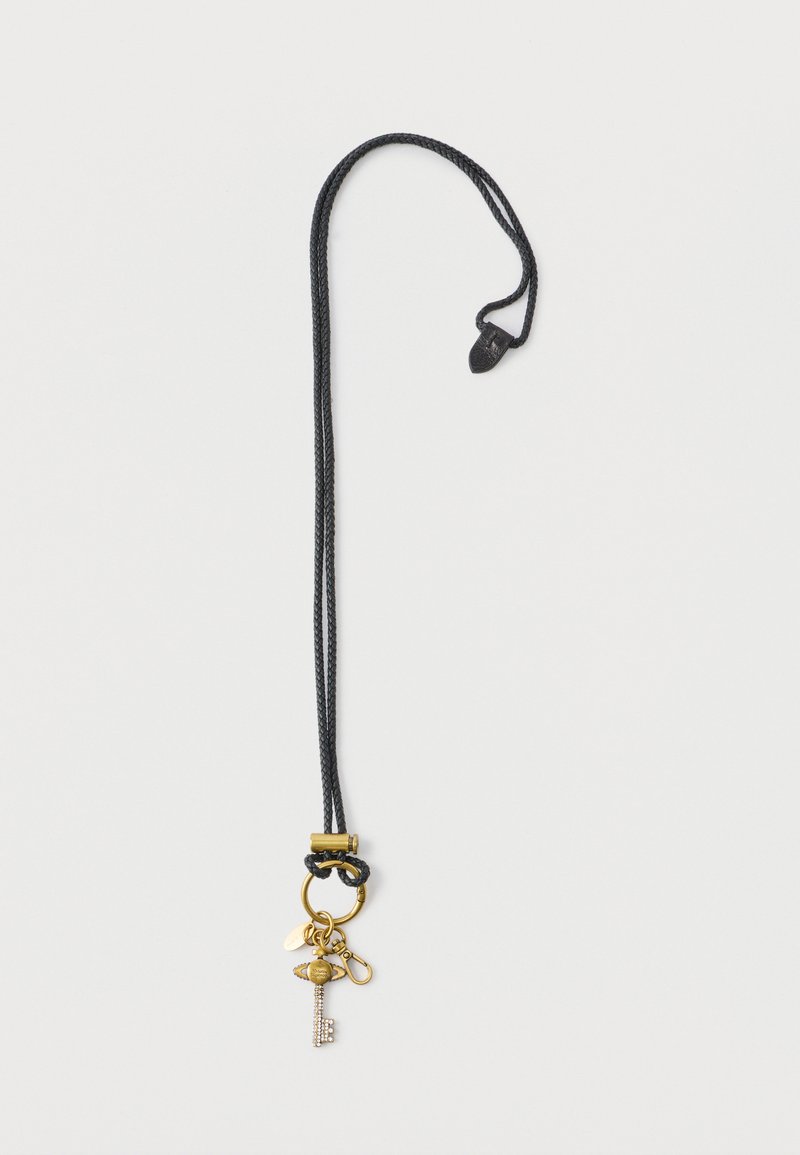 Sort flettet snor med en lås i guldfarvet metal og vedhæng formet som en nøgle, med en lille sten og ekstra dekorative charms.