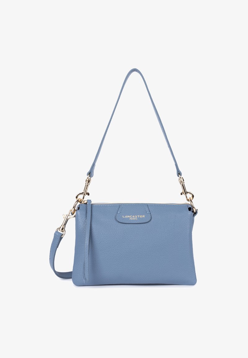 Borsa a tracolla in pelle blu con chiusura a zip, tracolla removibile e hardware in tonalità oro. Presenta un logo discreto sul davanti.