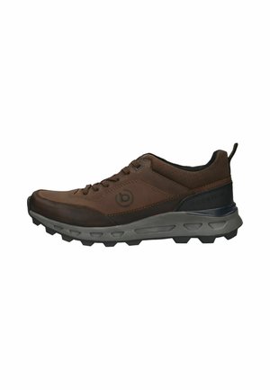 Braune Leder-Trainingsschuhe mit Obermaterial aus strukturiertem Material, grauer Sohle, Schnürdesign und einem Logo an der Seite. Sie verfügen über einen gepolsterten Schaft und eine Gummisohle.