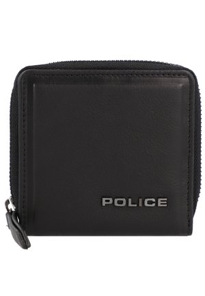 Cartera de cuero negro con cierre de cremallera, logo en relieve "POLICE" y textura suave. Forma rectangular compacta sin patrones adicionales.