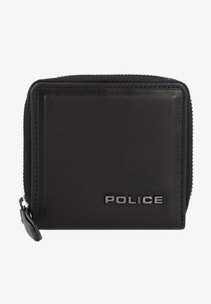 Cartera de cuero negro con cierre de cremallera, logo en relieve "POLICE" y textura suave. Forma rectangular compacta sin patrones adicionales.