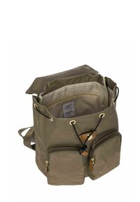 Borsa in nylon verde oliva con chiusura a coulisse, due tasche anteriori con zip e rivestimento beige. Presenta hardware in tono oro e dettagli in pelle.