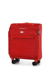 Roter Koffer mit einem strukturierten Stoffbezug, Teleskopgriff und vier schwarzen Rollen. Verfügt über ein Frontfach und Reißverschlüsse. Kompaktes Design.