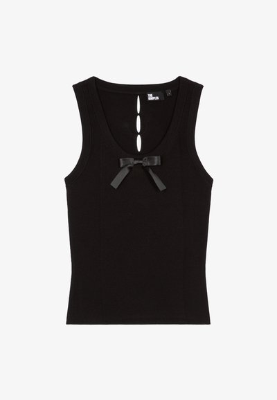 Zwarte mouwloze gebreide top met een ronde halslijn, drie verticale uitsparingen onder de kraag en een klein satijnen strikje aan de voorkant in het midden.