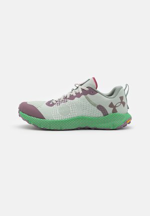 Chaussure de sport gris clair et violet avec une semelle texturée verte, un motif en mesh circulaire sur le côté et le logo Under Armour près du talon.