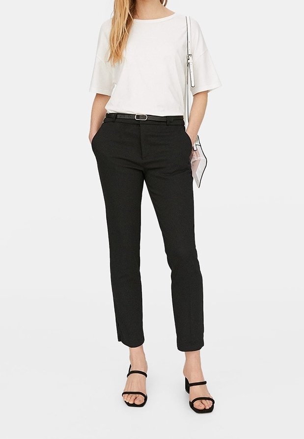 Witte kortekorte mouwen shirt, zwarte op maat gemaakte broek, zwarte riem en zwarte strap heels. Minimalistisch ontwerp zonder zichtbare patronen of accenten.