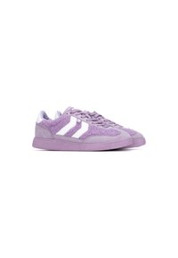 Zapatillas de ante morado con detalles en cuero blanco, que presentan un upper texturizado, puntera redondeada y suela de goma gruesa. Diseño con cordones.