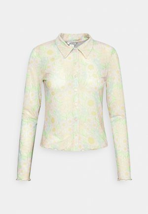 Camisa de manga longa de botões em cores pastel suaves com padrões florais. Apresenta um colarinho pontudo e botões rosa. Tecido suave e leve.