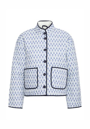 Chaqueta acolchada blanca con estampado floral azul, botones negros en el frente, ribete negro, cuello alto y dos bolsillos de parche frontales.