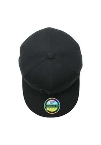 Musta istuva lippalakki, jossa on strukturoitu kangas, pyöreä päälliosa ja suora lippa. Edessä värikäs "Original Fit" -tarra.