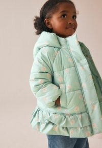Helle grüne Pufferjacke mit Blumenmuster, einem gerüschten Saum und einer Kapuze. Sie verfügt über einen Knopfverschluss und Taschen an den Seiten.