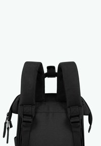 Schwarzer Rucksack mit gepolsterten Trägern, Reißverschlüssen und verstellbaren Schnallen. Hergestellt aus strapazierfähigem Gewebe, mit einem einfachen, funktionalen Design.