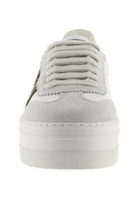 Sneaker bianco con sovrapposizione in suede sulla punta e accenti beige sui lati, dotato di lacci piatti e suola in gomma spessa e testurizzata.