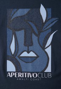 Graphisme en tissu bleu marine mettant en avant un design de visage abstrait dans différentes nuances de bleu et de gris, accompagné de feuilles, avec le texte : "APERITIVO CLUB COAST AMALFI."