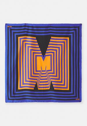 Seidenschal mit einem auffälligen geometrischen Design aus konzentrischen Quadraten in Blau, Orange und Schwarz, mit dem Buchstaben "M" in der Mitte.