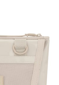 Borsa tote beige con un fronte in tessuto testurizzato, parte superiore in ecopelle liscia e chiusura a zip. Presenta un anello per attacco o decorazione.