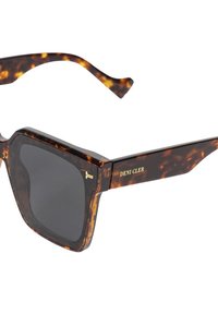 Okulary słoneczne w kolorze tortoiseshell z kwadratowym kształtem, ciemnymi soczewkami i złotym akcentem z logotypem "DENI CLER" na ramionku.