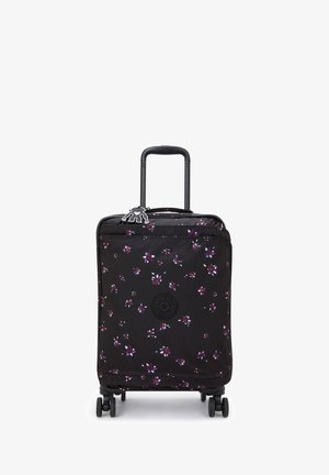 Valise roulante avec un extérieur en tissu noir arborant un motif floral en violet et rose. Comprend une poignée rétractable noire et quatre roues.