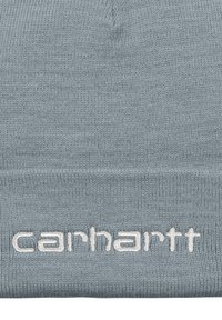 Dziana czapka w jasnoniebieskim kolorze, z podwiniętym mankietem i białym haftowanym logo "carhartt" z przodu. Miękka struktura i dopasowane wymiary.