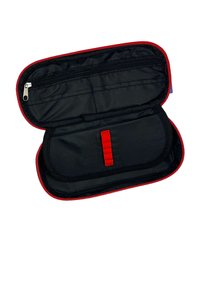 Custodia con cerniera, interni neri e accenti rossi, dotata di tasca a rete e fascia elastica per un'organizzazione ottimale. Disegno compatto e rettangolare.