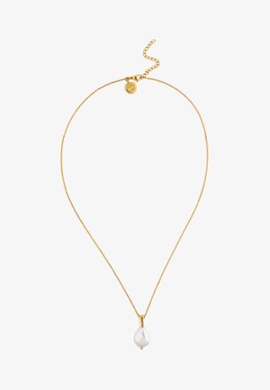 Collier chaîne en or avec un pendentif en perle blanche en forme de goutte et une petite étiquette ronde en or près du fermoir.