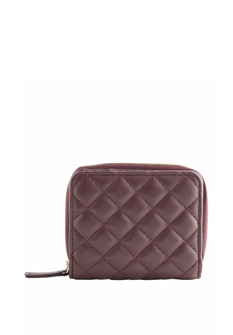 Portefeuille en cuir bordeaux matelassé avec fermeture zippée, présentant des motifs en diamants et une fermeture éclair en métal doré. Forme compacte et rectangulaire.