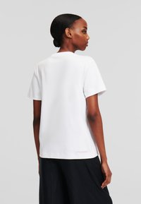 KARL LAGERFELD RELAXED SUNGLASSES - Marškinėliai su spaudiniu - white