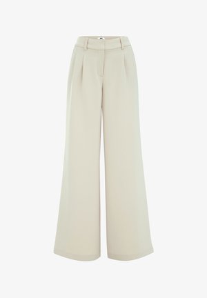 Pantalones de pierna ancha beige con cintura alta, frente plisado y textura suave. Cintura ajustada, sin bolsillos ni herrajes visibles.