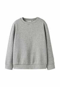 Sudadera de cuello redondo gris claro, con mangas largas y puños y dobladillo de canalé, exhibida sobre un fondo blanco.