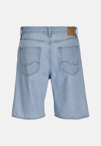 Ljusblå denimshorts med en avslappnad passform, som har två bakfickor, ett lädermärke i midjan och sömnadsdetaljer på fickorna.