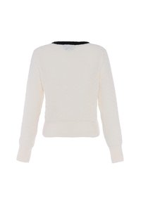 Suéter corto color crema con tejido texturizado, mangas largas y un cuello ribeteado negro. Presenta puños y dobladillo de punto.