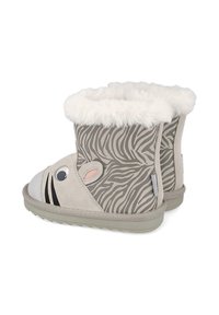 Botas de ante gris con patrón de cebra y cuello de piel sintética. Presenta un diseño de cara con punta redonda, acentos negros y suela de goma.