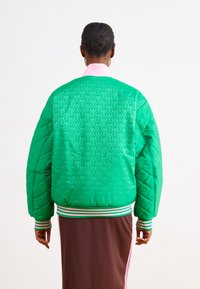 adidas Originals Bomber tipa jaka - green/true pink